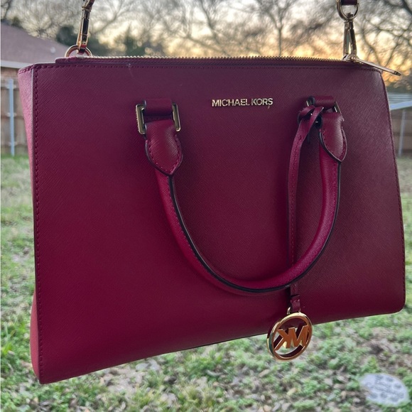 Cute Michael Kors bag in a raspberry color - Picture 1 of 16